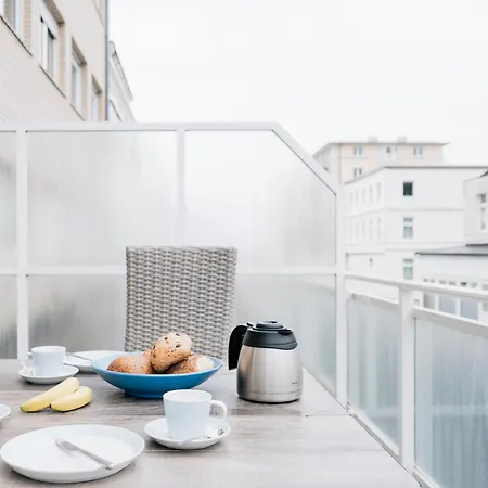 Metropol 7, Lachmoewe *